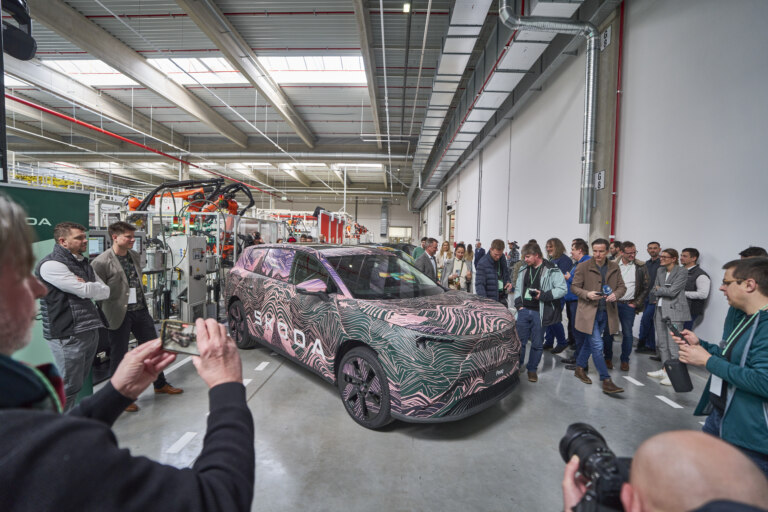Škoda otevírá novou halu na montáž bateriových systémů