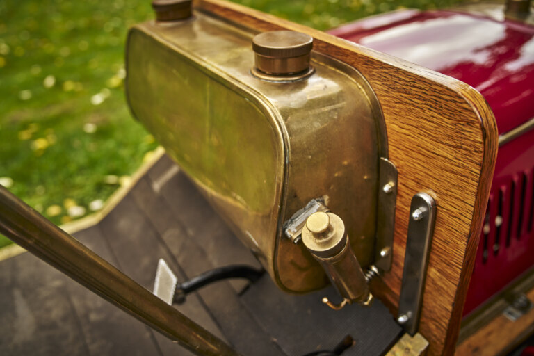 Nádrž na benzin najdete na podobném místě, na kterém mají moderní vozy palubní desku