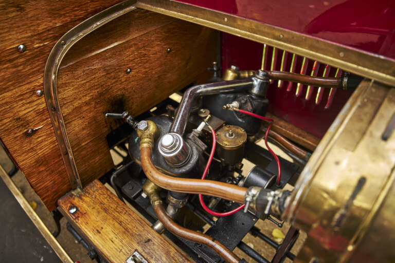 Laurin & Klement Voiturette A pohání vidlicový dvouválec s výkonem sedmi koní