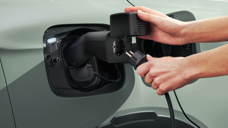 The Elroq and Enyaq models can now power electrical devices not only from the interior 230V outlet, but also directly from the vehicle’s charging port using an adapter