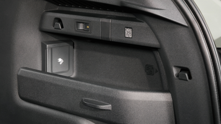 The Elroq and Enyaq models can now power electrical devices not only from the interior 230V outlet, but also directly from the vehicle’s charging port using an adapter