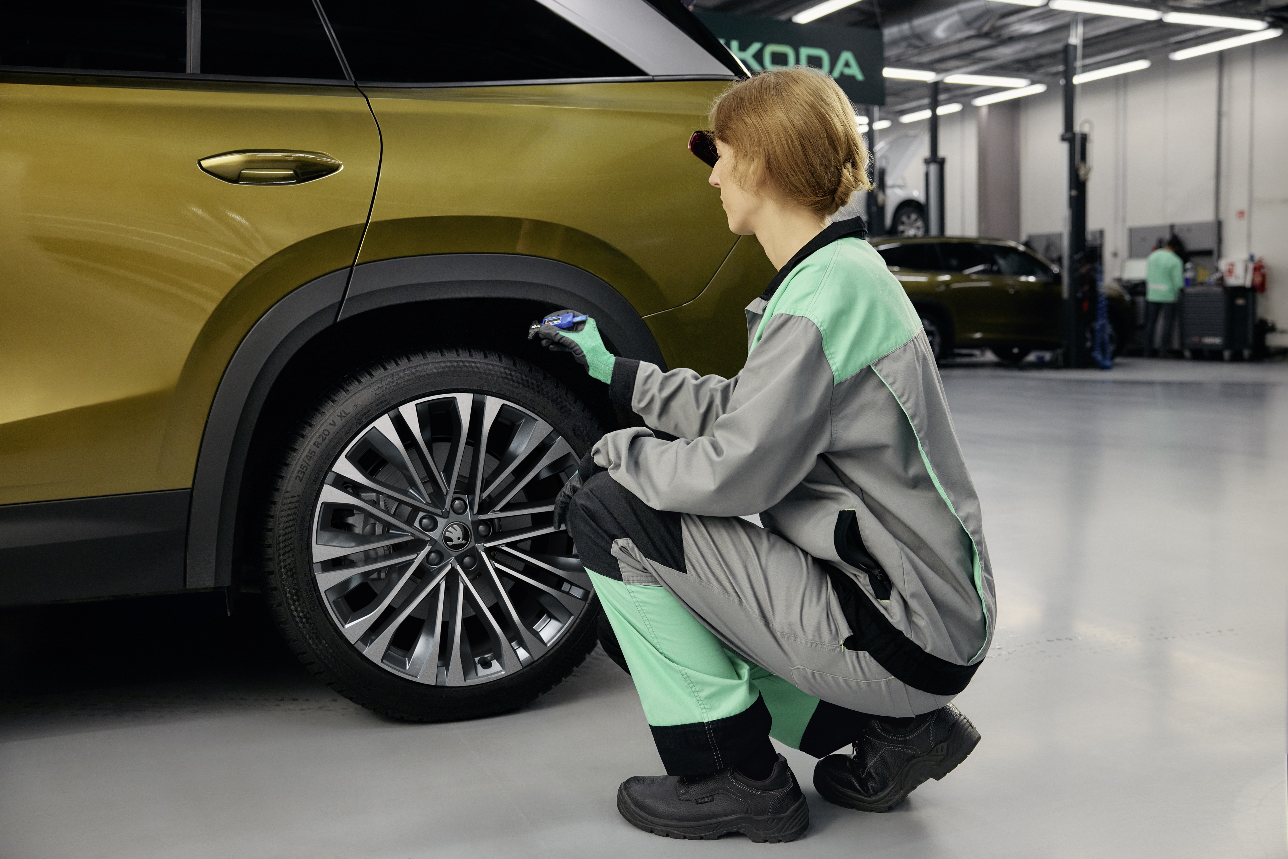 Service-Centre_Tread-Depth-Measurement_Winter-Wheel-Venus_Technician_Woman_561e0f39