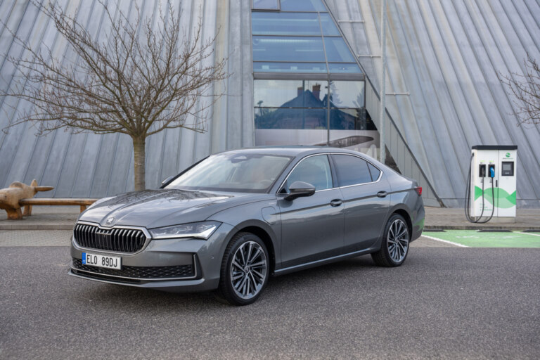 superb_iv_sedan-4_new_a7389629-1920x1280_4ea2d312