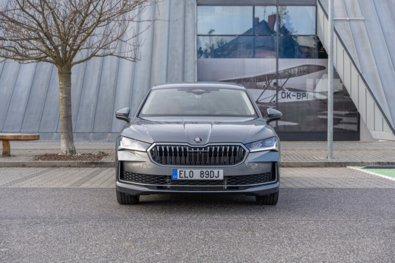 superb_iv_sedan-8_new_a4fb72fc-1920x1280_fc72b145