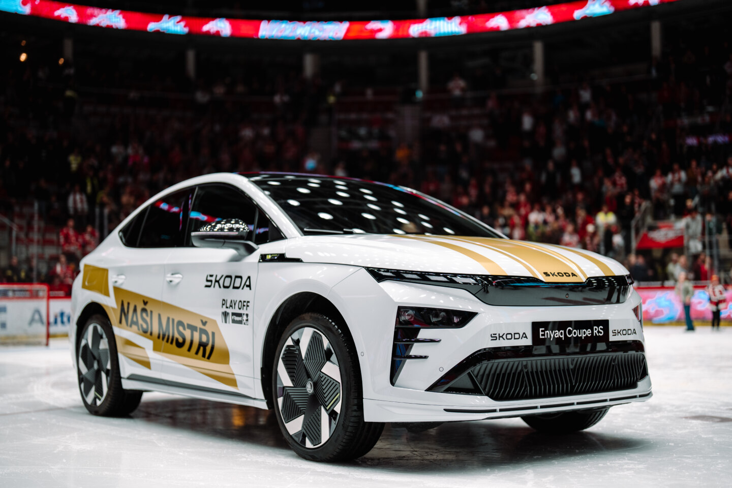 Hokejová extraliga zná vítěze, trofej hráčům přivezla až na ledovou plochu Škoda Enyaq Coupé RS