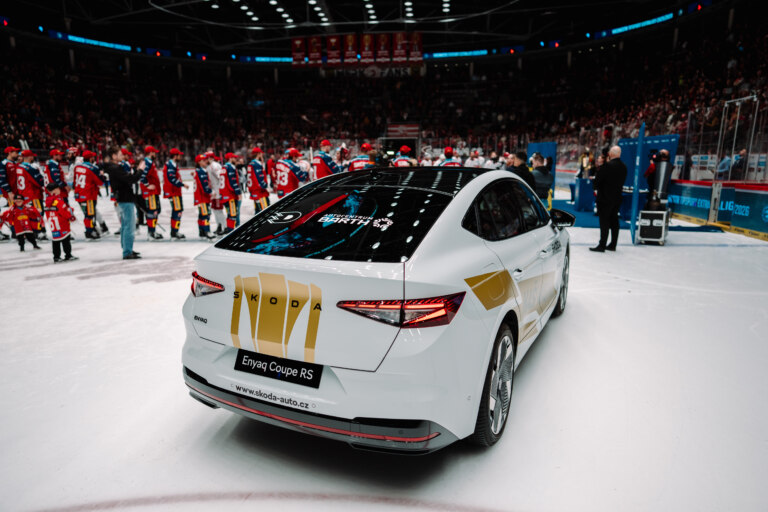 Hokejová extraliga zná vítěze, trofej hráčům přivezla na plochu Škoda Enyaq Coupé RS