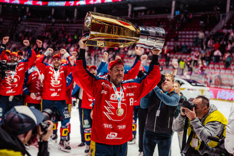 Hokejová extraliga zná vítěze, trofej hráčům přivezla na plochu Škoda Enyaq Coupé RS