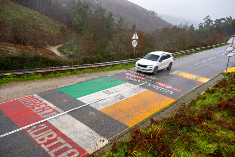 A short asphalt stretch is decorated by fans, much like the roads of the Tour de France.
