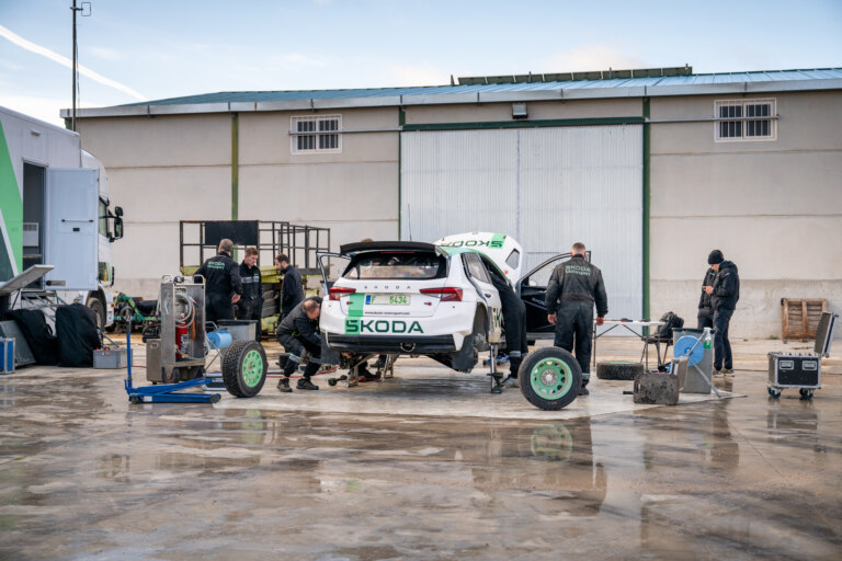 Během testovacího dne vůz najede i 300 ostrých kilometrů