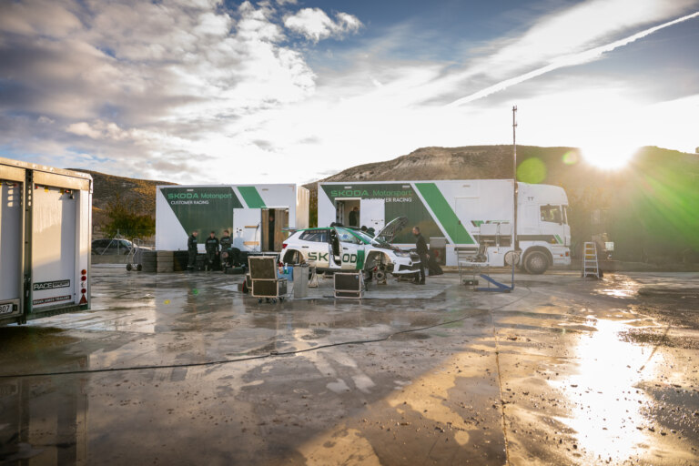 Během testovacího dne vůz najede i 300 ostrých kilometrů