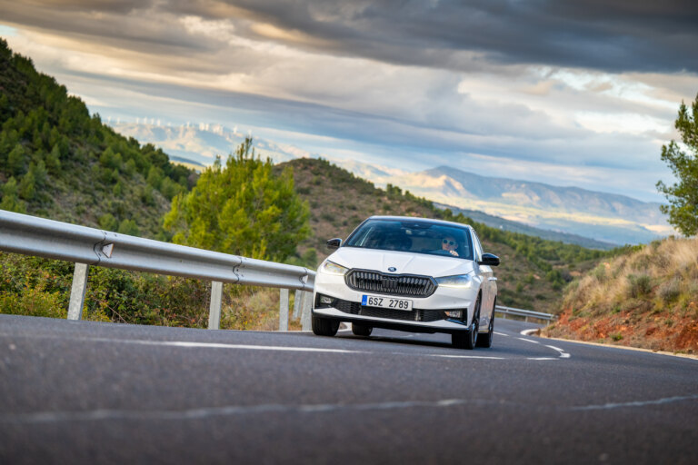 Smooth tarmac, engaging corners. This is where the Škoda Fabia 130 feels right at home.