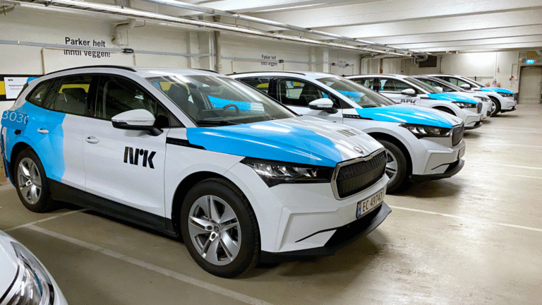 Pro firmy jsou důležité celkové provozní náklady vozů, čím dál důležitější roli hrají také emise. I proto například zvolila norská veřejnoprávní televizní a rozhlasová stanice NRK model Enyaq.