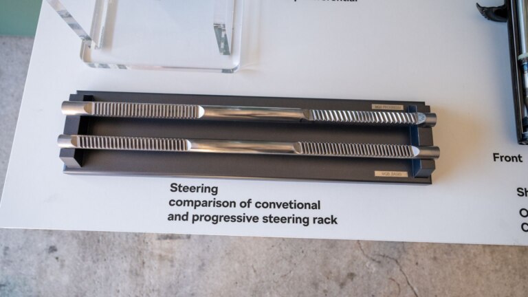 Here you can clearly see the difference between the standard (bottom) and progressive comb bar (top)