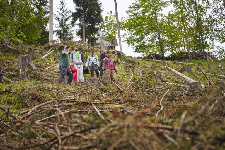 Zaměstnanci společnosti Škoda Auto spolu s ochranáři odstranili v rámci iniciativy Ukliďme Česko 7 tun odpadu