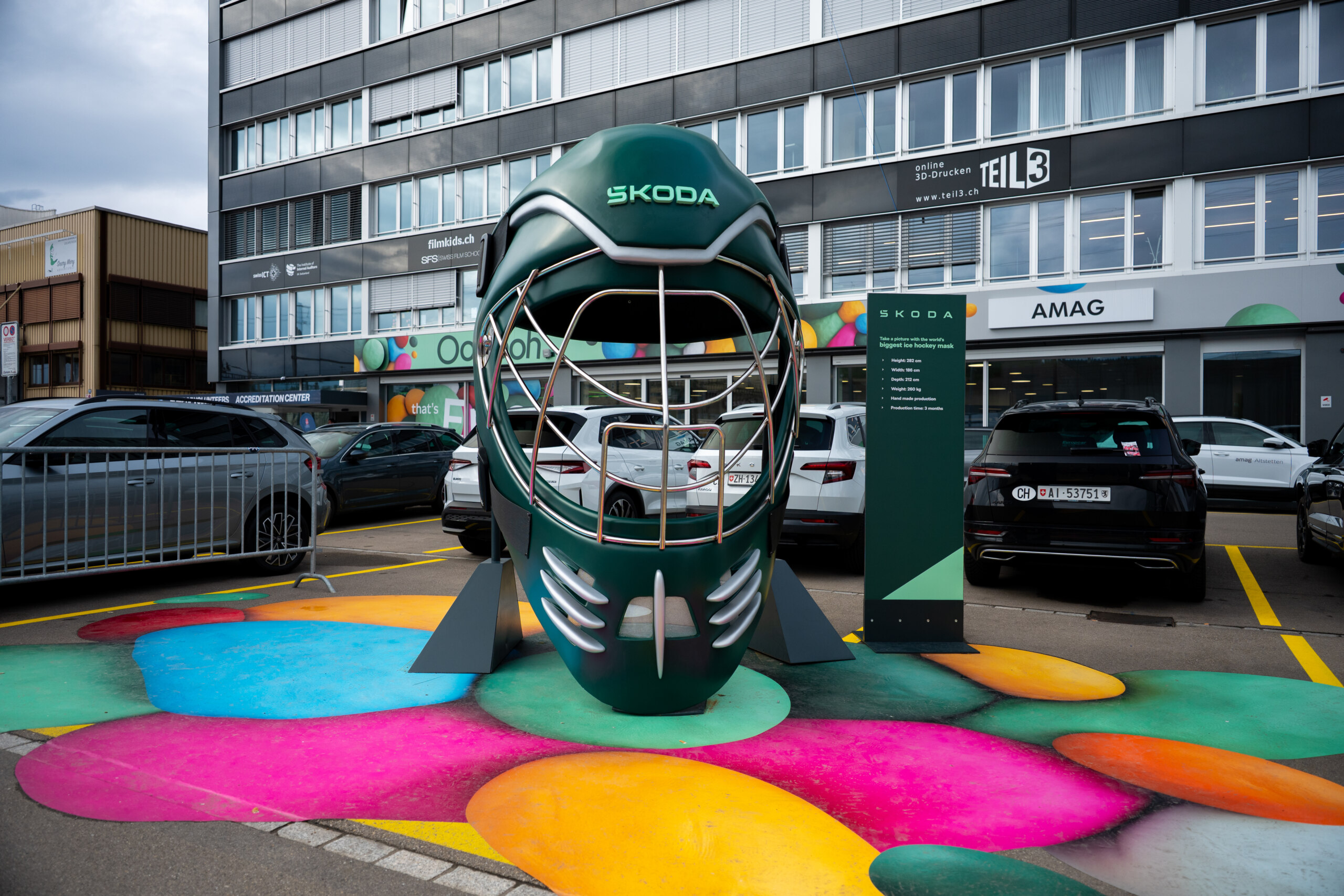 You can take a photo with a giant goalie mask. It’s 282 cm tall!