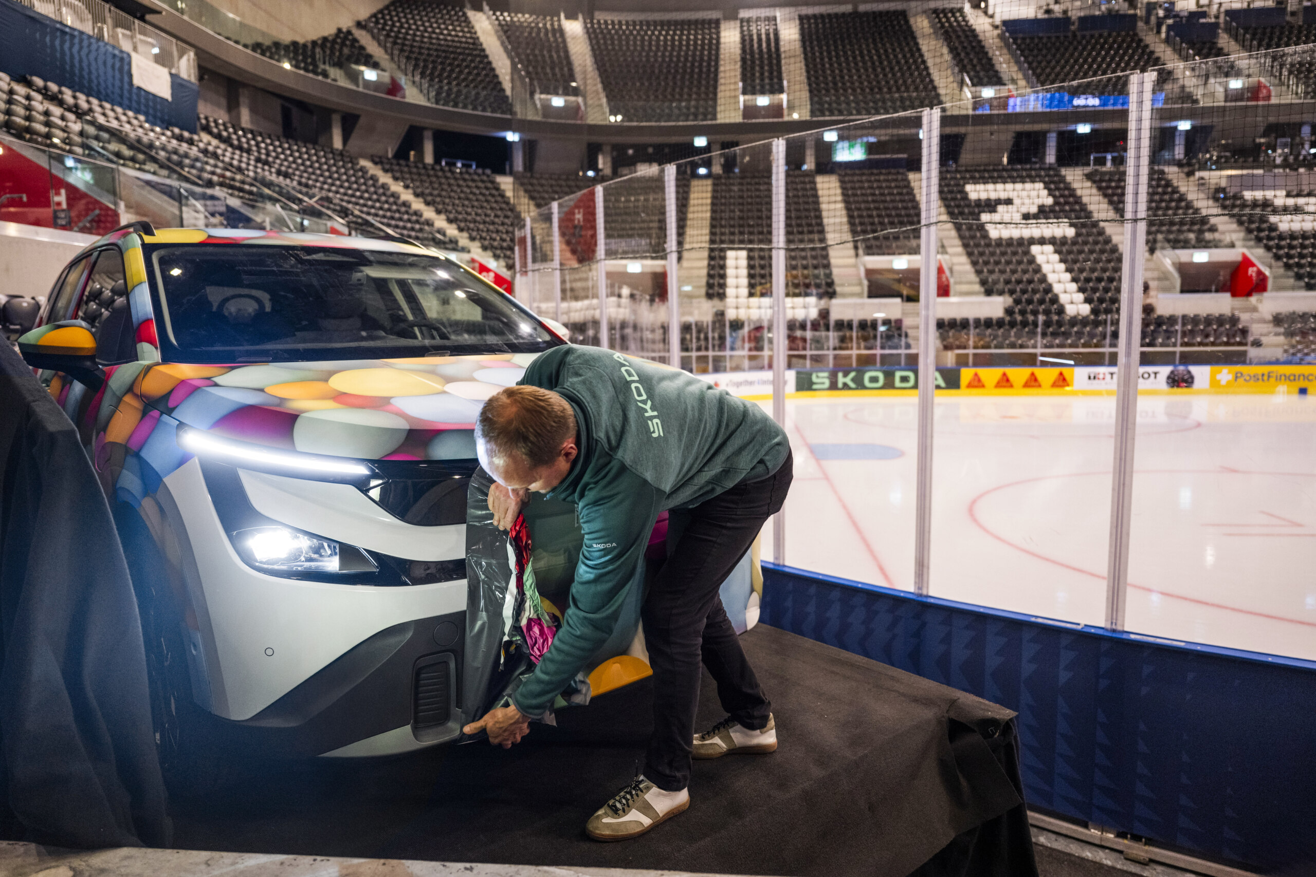 Removing the camouflage in an empty arena at the hockey championship