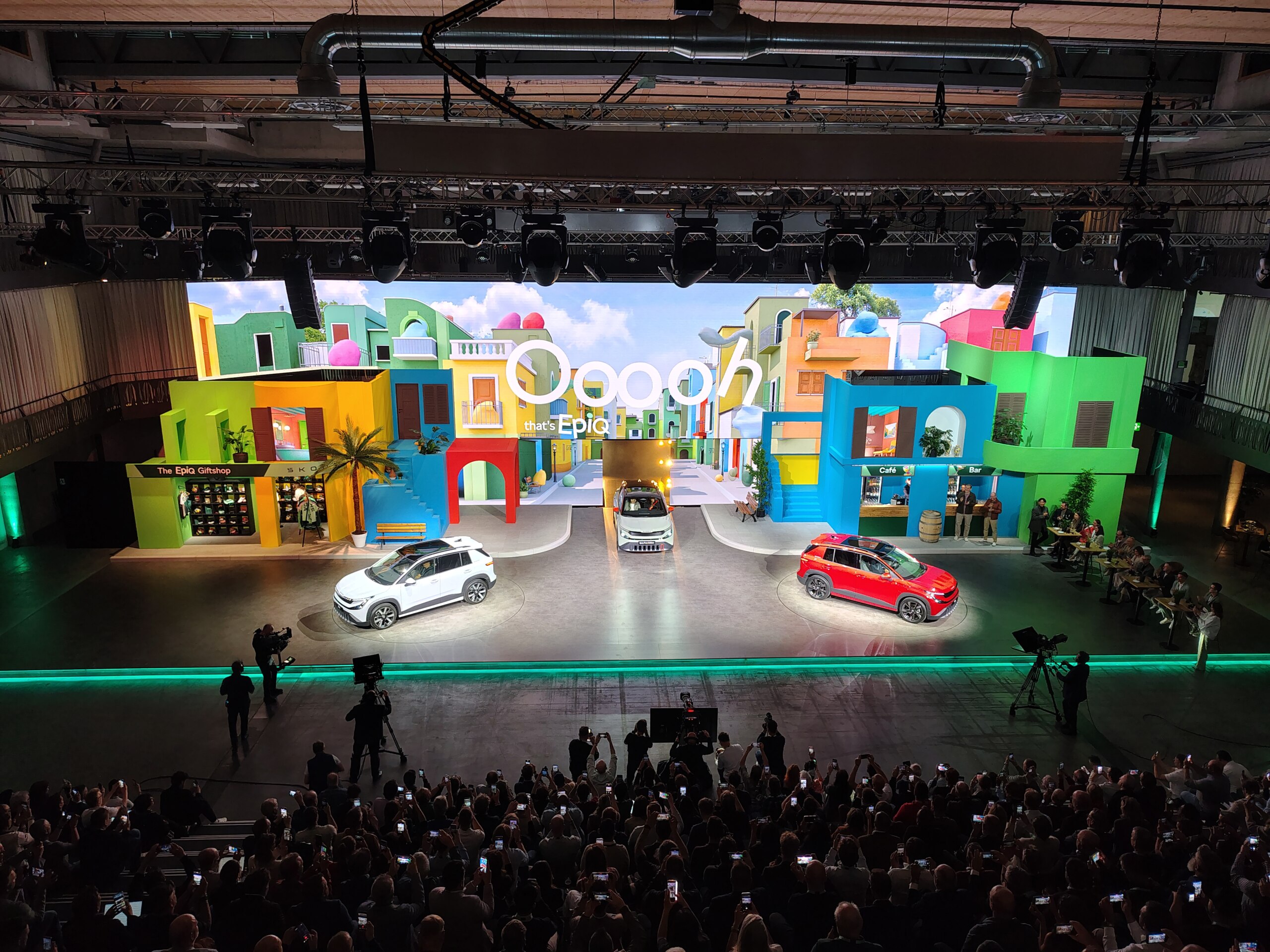 The premiere took place in front of nearly 400 journalists and influencers from thirty countries. The rest of the world was able to watch the live broadcast.