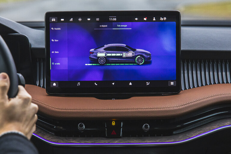 Příjemným pomocníkem k efektivnímu využití plug-in hybridu může být displej s vizualizací toků energie