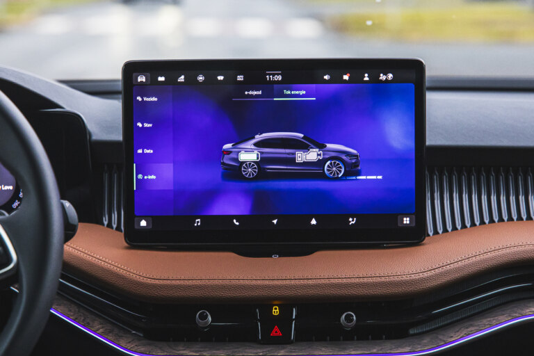 Příjemným pomocníkem k efektivnímu využití plug-in hybridu může být displej s vizualizací toků energie