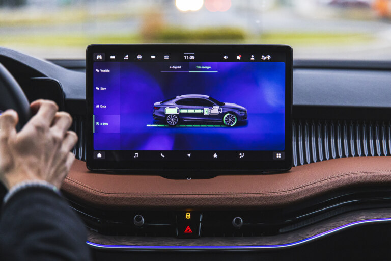 Příjemným pomocníkem k efektivnímu využití plug-in hybridu může být displej s vizualizací toků energie