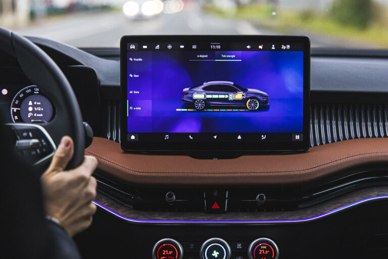 Příjemným pomocníkem k efektivnímu využití plug-in hybridu může být displej s vizualizací toků energie