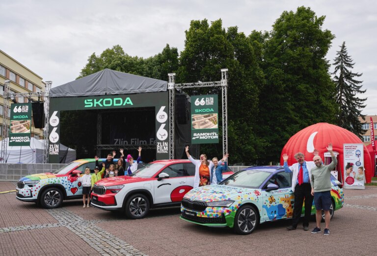 Škoda Auto předala na Zlín Film Festivalu tři automobily organizaci Zdravotní klaun