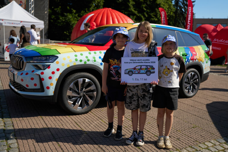Škoda Auto předala na Zlín Film Festivalu tři automobily organizaci Zdravotní klaun