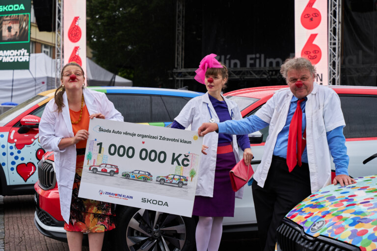 Škoda Auto předala na Zlín Film Festivalu tři automobily organizaci Zdravotní klaun