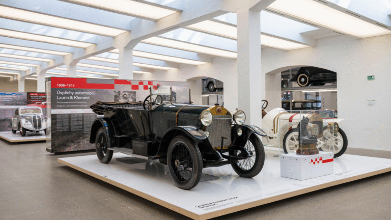 Působivý Phaeton Laurin & Klement RK/M vznikl v roce 1913. Po první světové válce vyrazil s novým motorem sbírat četné závodní úspěchy.