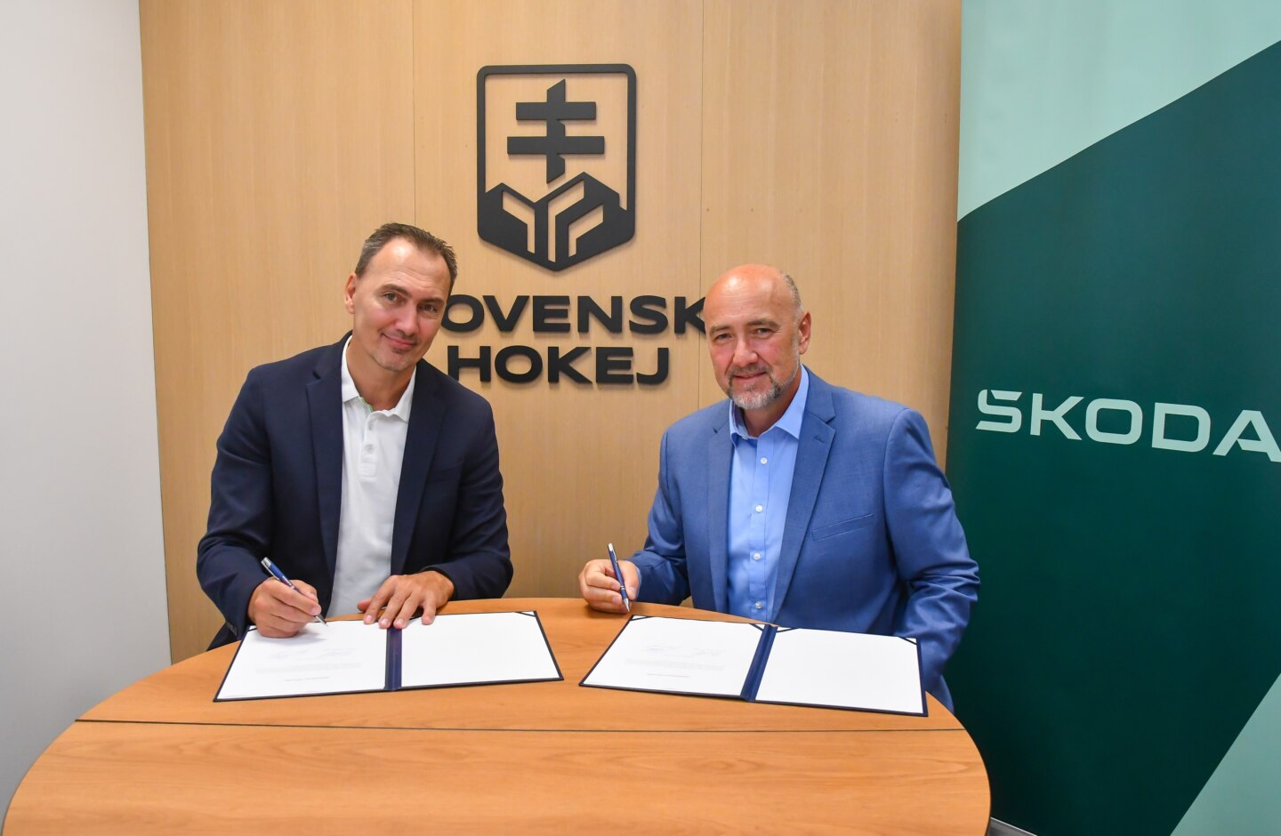 Škoda Auto Slovensko predlžuje partnerstvo so slovenským hokejom, podporí ho aj v ďalších sezónach