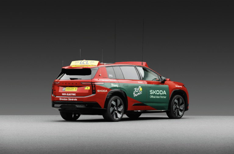 Střešní okno na míru, vysílačky a šampaňské. Škoda Peaq na Tour de France