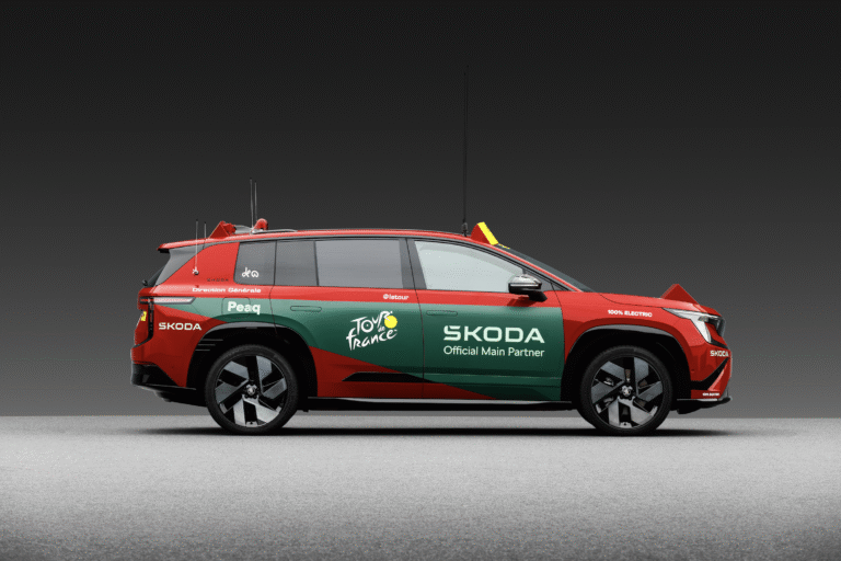 Střešní okno na míru, vysílačky a šampaňské. Škoda Peaq na Tour de France