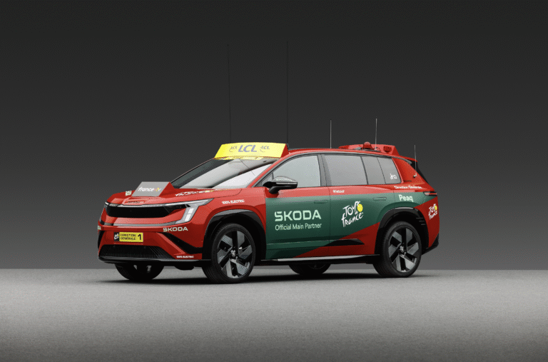 Střešní okno na míru, vysílačky a šampaňské. Škoda Peaq na Tour de France