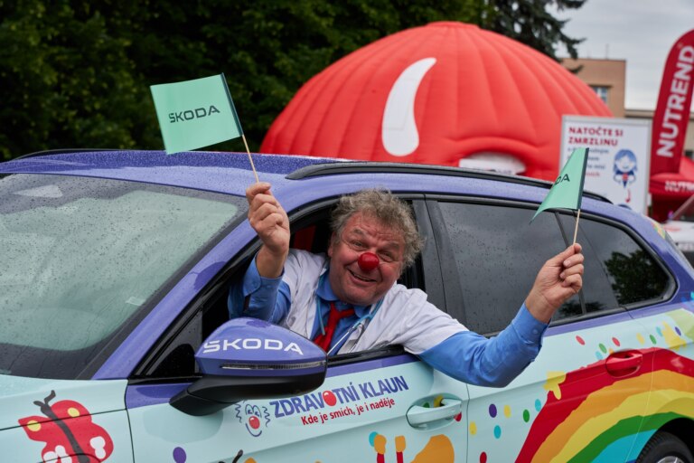 Škoda Auto předala na Zlín Film Festivalu tři automobily organizaci Zdravotní klaun