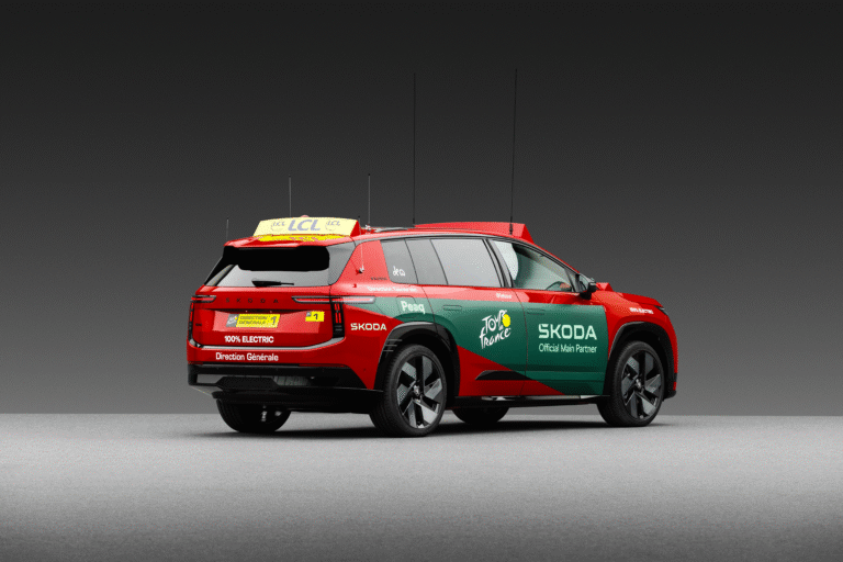 A custom-made sunroof, walkie-talkies and champagne. The Škoda Peaq at the Tour de France