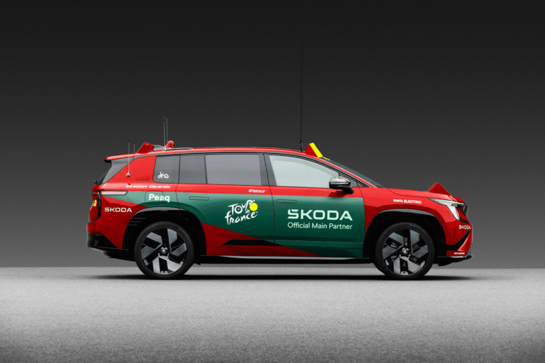 A custom-made sunroof, walkie-talkies and champagne. The Škoda Peaq at the Tour de France