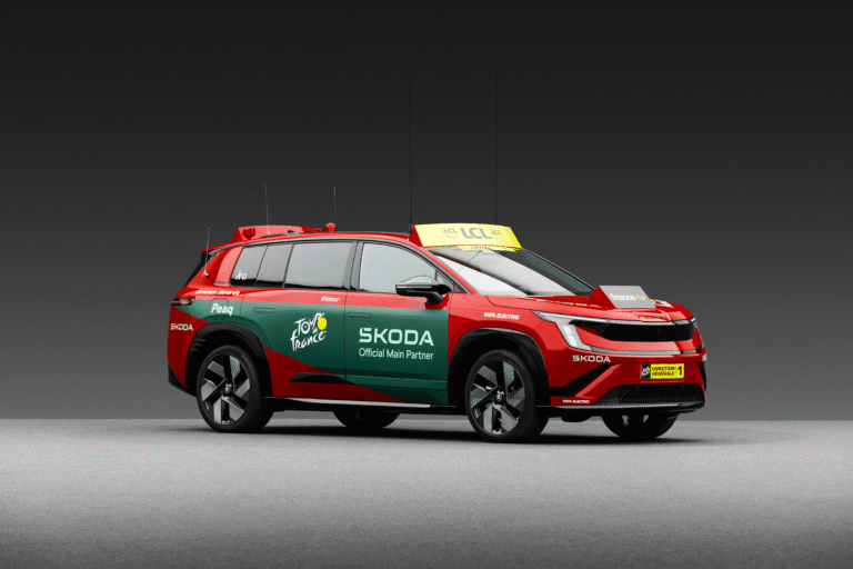 A custom-made sunroof, walkie-talkies and champagne. The Škoda Peaq at the Tour de France