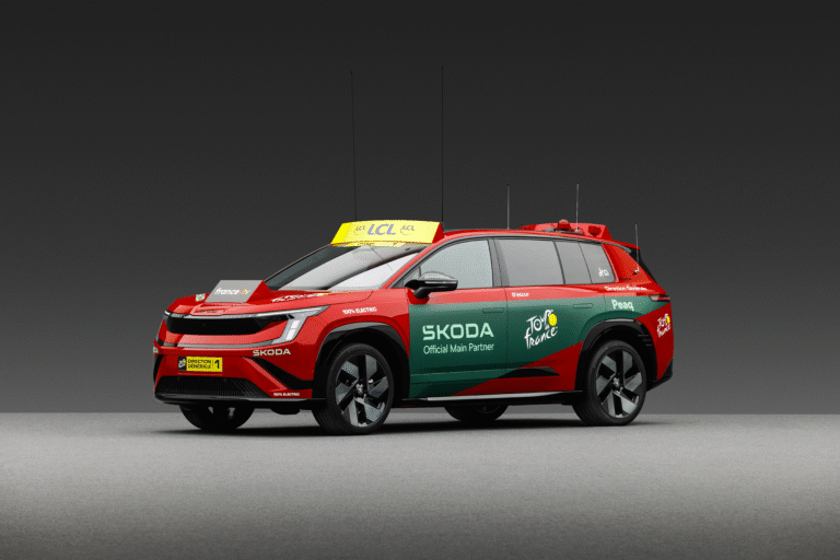 A custom-made sunroof, walkie-talkies and champagne. The Škoda Peaq at the Tour de France