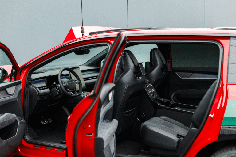 A custom-made sunroof, walkie-talkies and champagne. The Škoda Peaq at the Tour de France