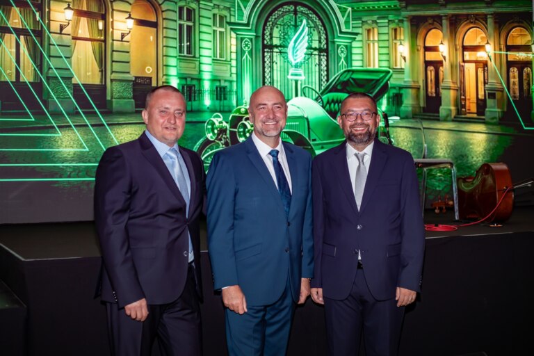 Škoda Auto pozná najlepších predajcov. Za Slovensko si ocenenie prevzal KARIREAL SLOVAKIA