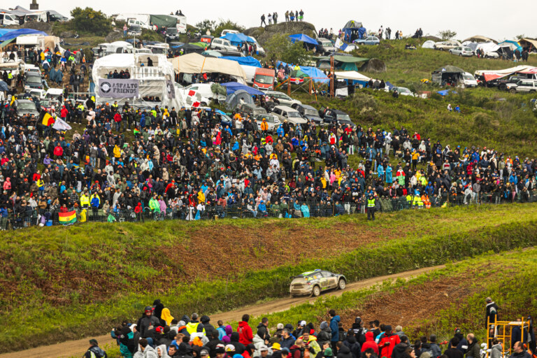Chainsaws and sparklers. Discover the traditions of rally fans