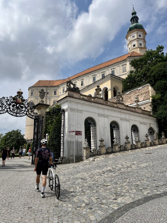 Od Pálavy k Dunaju: Týždeň s modelom Škoda Elroq RS v rytme dvoch kolies