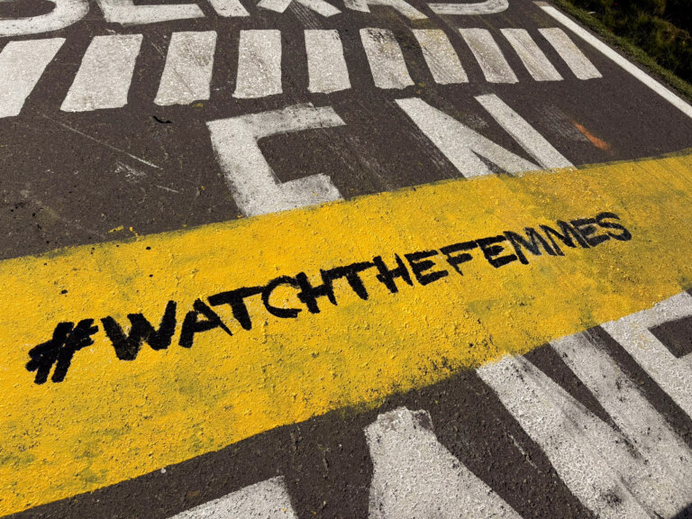 Od nežádoucích graffiti k odvážné podpoře ženské cyklistiky