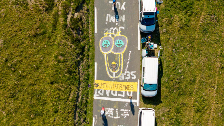 Od nežádoucích graffiti k odvážné podpoře ženské cyklistiky