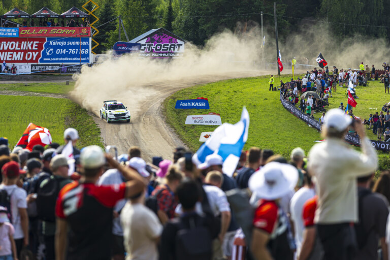 Chainsaws and sparklers. Discover the traditions of rally fans