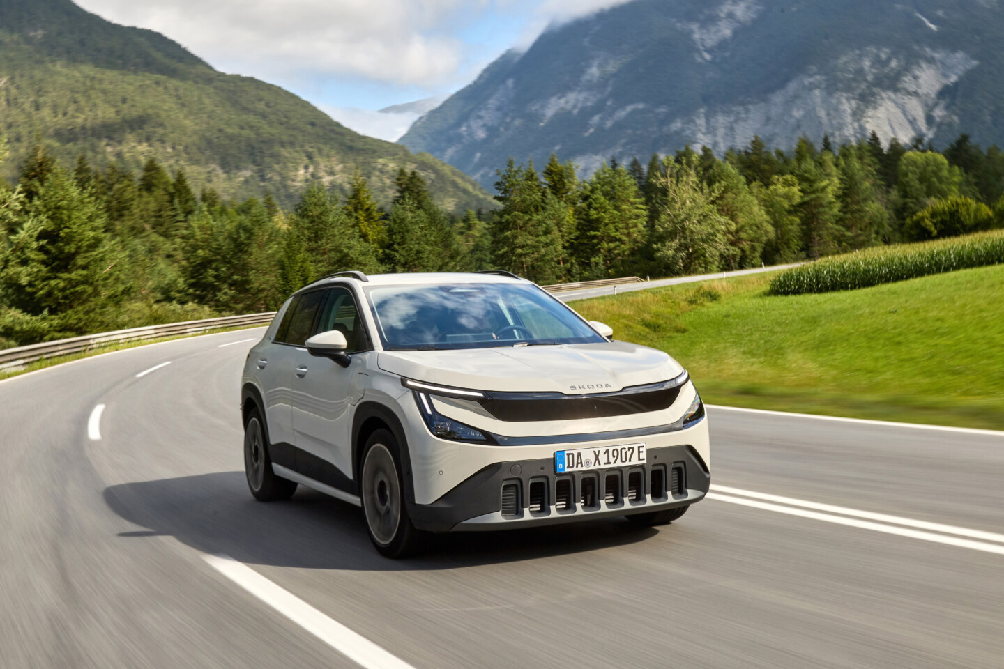 Exterior: the first Škoda production model to fully incorporate<br>the Modern Solid design language