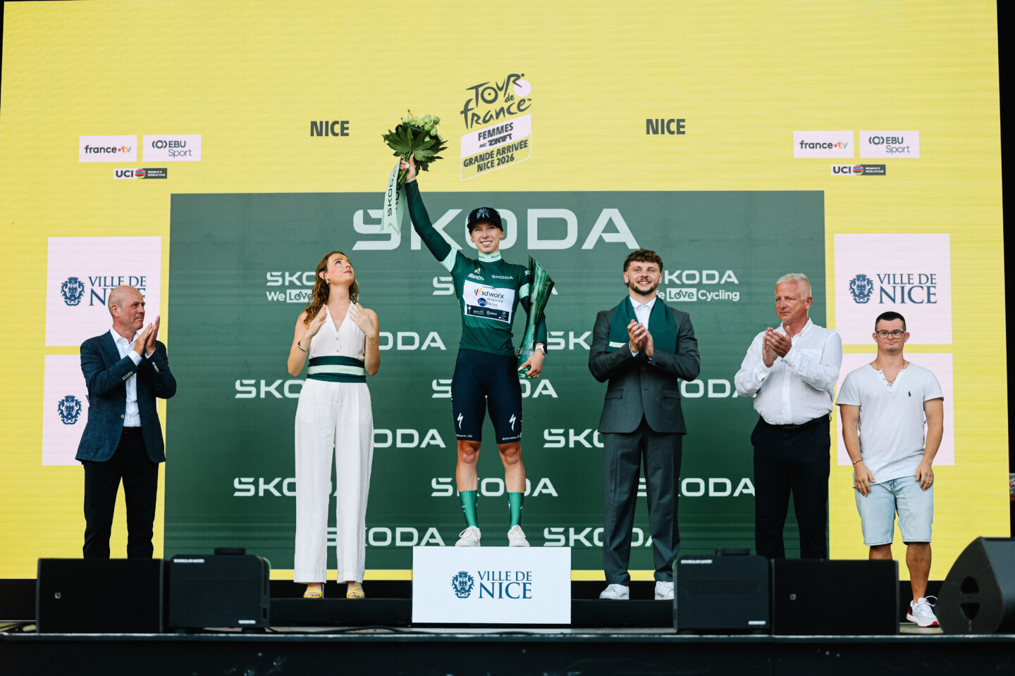 Lorena Wiebes receives Škoda Design trophy after winning Tour de France Femmes avec Zwift points classification