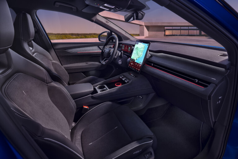 Peaq_011_Sportline_Side_interior_b8bc8b7d
