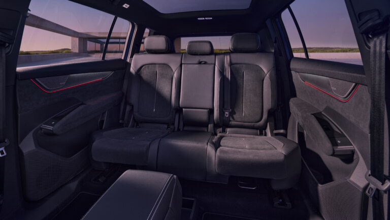 peaq_013_sportline_rear_seats_fd04b213-e1786950997823_976a22f4