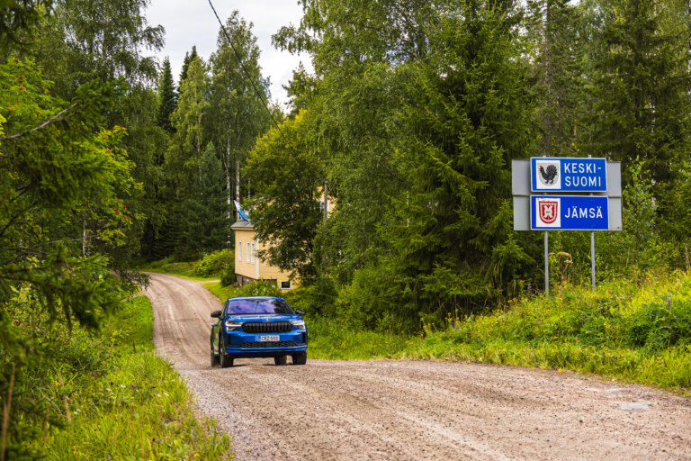 tesne-pred-skokem_u-zluteho-domu-v-textu_skoda-kodiaq-finland_51_5dae7f8b_8bb02205